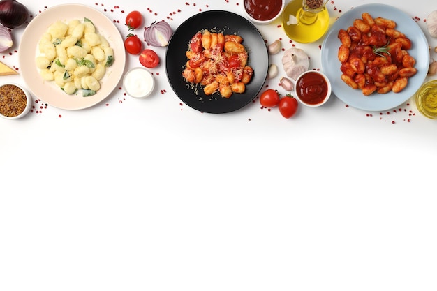 Różne dania ułożone na stole